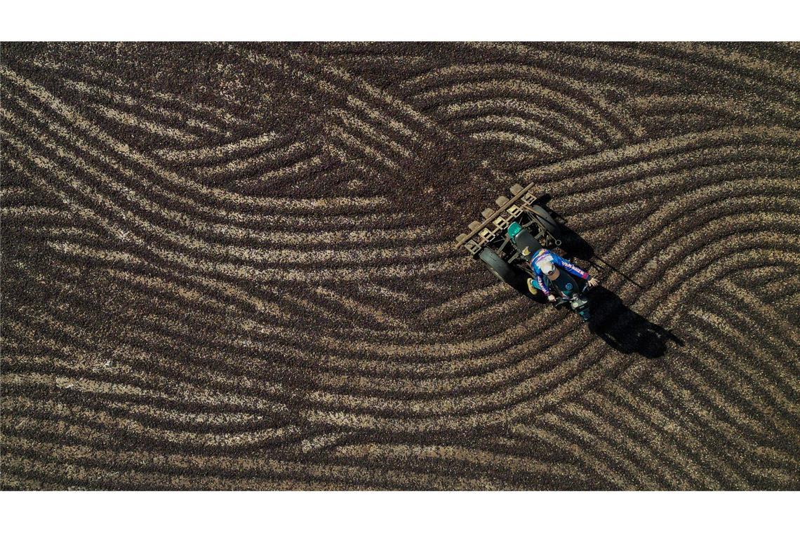Bilder des Tages Artur Vargas fährt auf einem Motorrad, das zum Verteilen von Kaffeebohnen zum Trocknen auf der Kaffeeplantage seines Vaters in Varre-Sai im brasilianischen Bundesstaat Rio de Janeiro dient.
