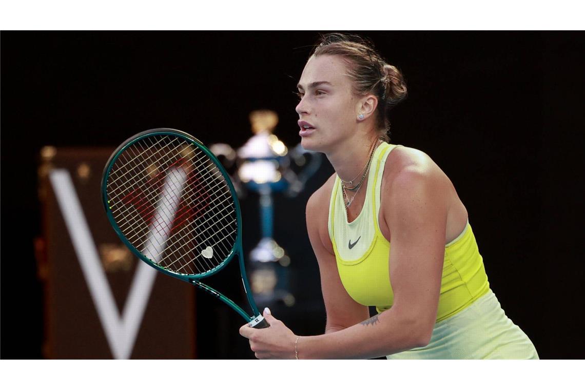 Weltstars & Wildcards – das Duell der Generationen Aryna Sabalenka (27 Jahre alt, WTA-Rang 1): Mit ihren Aufschlägen überschreitet die Belarussin häufig die 190 Stundenkilometer-Marke. Auf dem Court ist Sabalenka eine Naturgewalt – und setzt kompromisslos auf Angriff. Drei Grand-Slam-Titel stehen in der Vita der 27-Jährigen aus Minsk. Auch in Stuttgart erreichte Sabalenka bereits dreimal in Serie das Finale, blieb aber bislang ohne Titel. Dieses Mal soll es endlich mit dem Porsche als Siegprämie klappen. An ihrer Willenskraft wird es nicht scheitern.