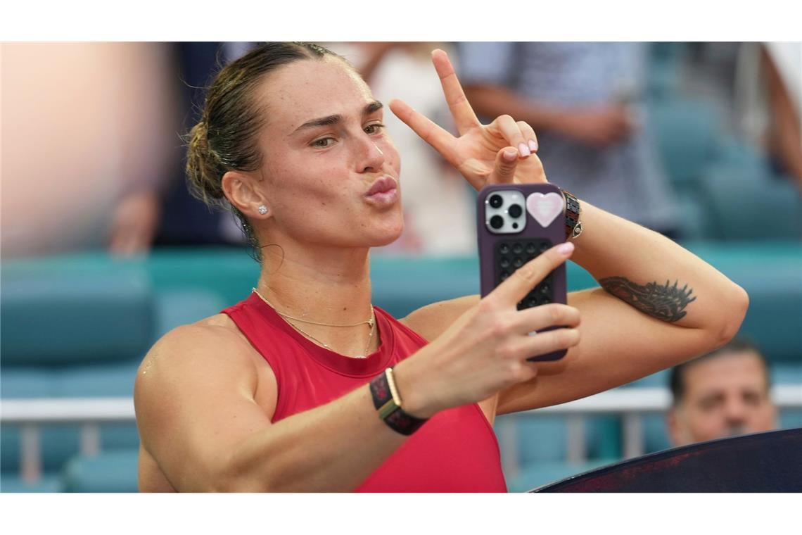 Bilder des Tages Aryna Sabalenka gewinnt das Miami Open Tennisturnier macht ein Selfie nach ihrem Sieg.