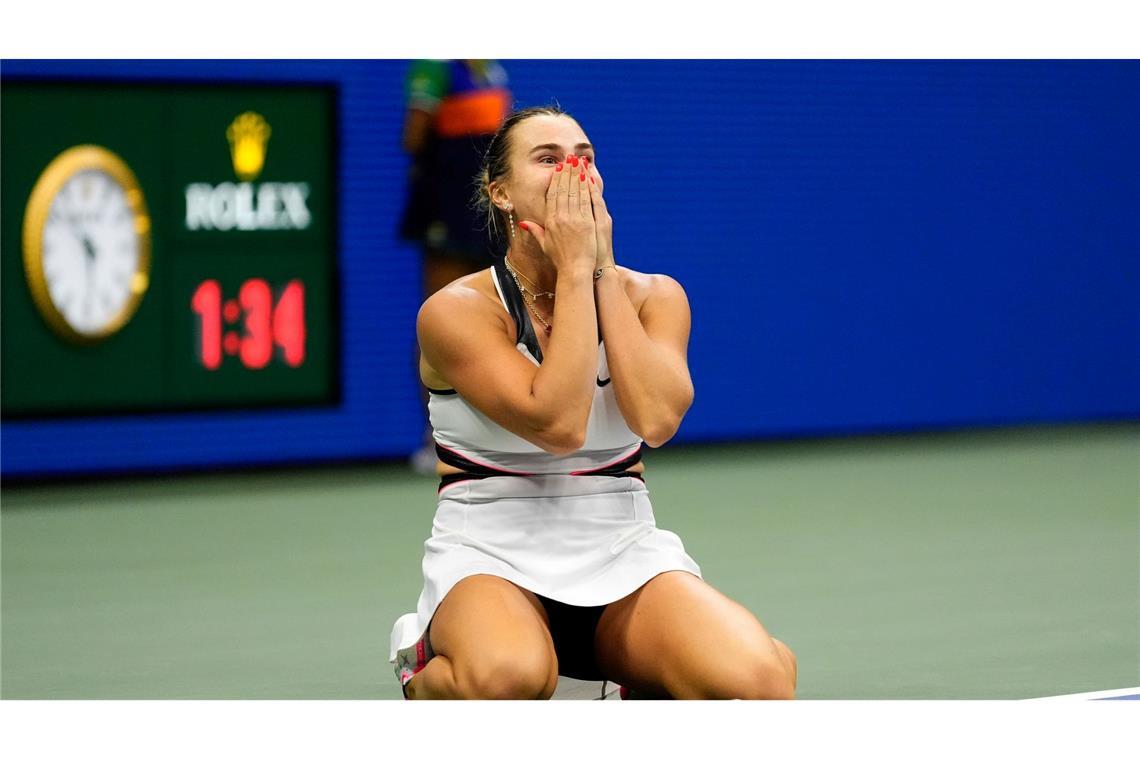 "Lektion gelernt" - Sabalenka kürt sich zur US-Open-Siegerin Aryna Sabalenka sackte nach dem Erfolg überglücklich auf den Boden.