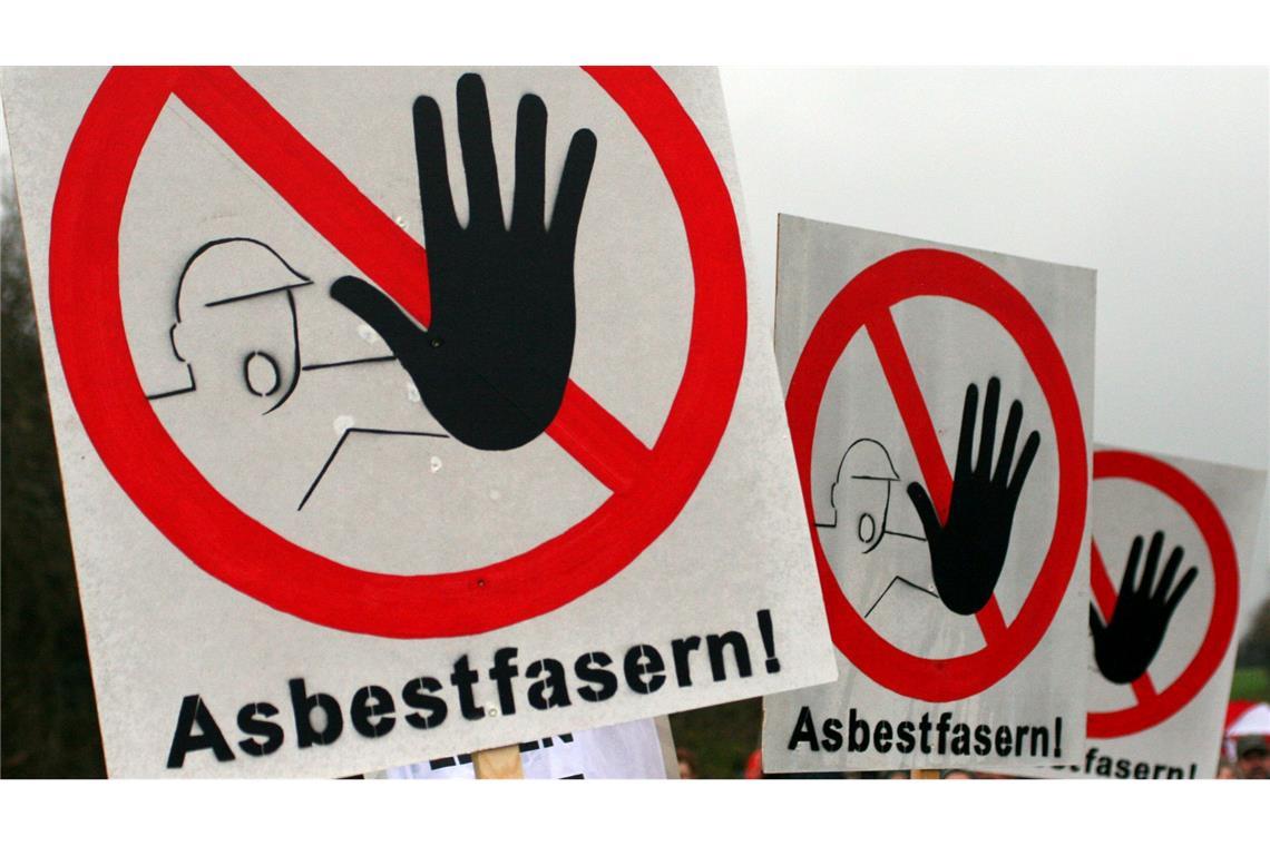 Asbestfasern können sich in der Lunge festsetzen und Krebs erregen. (Symbolbild)