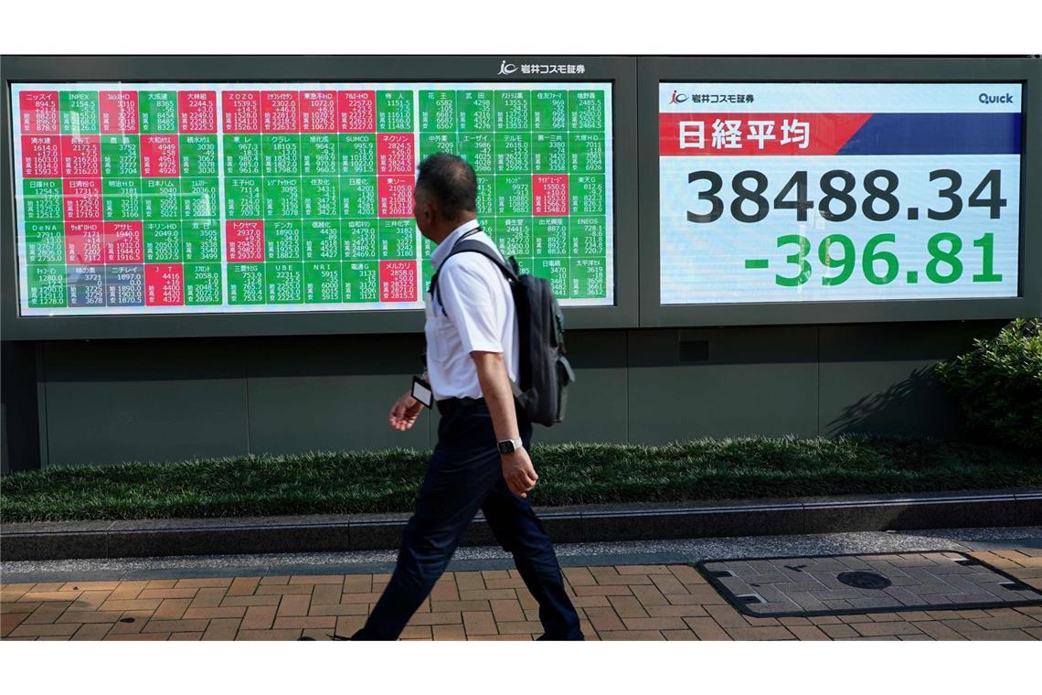 Börse in Asien nur leicht im Minus Asien eröffnete mehrere hunderte Punkte im Minus – in chinesischer Farbsymbolik grün markiert – und erholte sich dann.