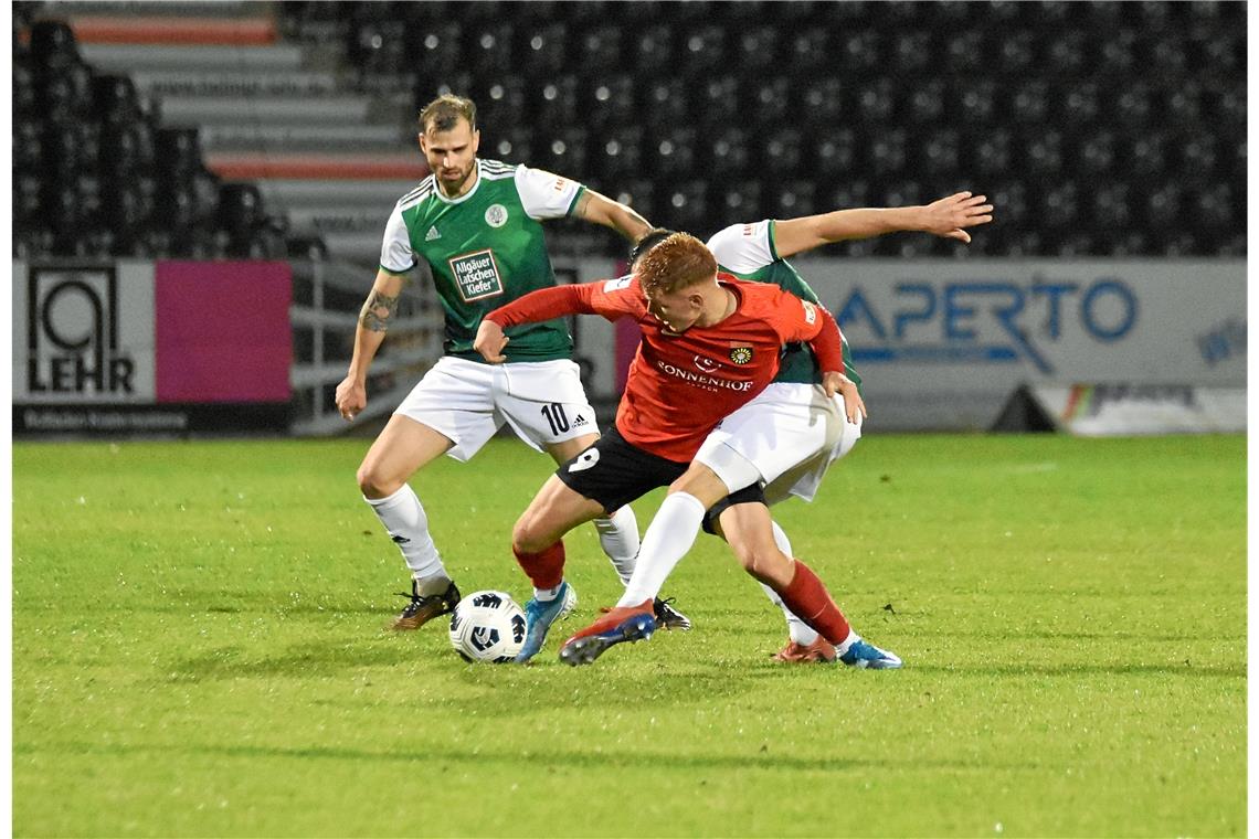 Drei Tore reichen der SG Sonnenhof nur zu einem Zähler Aspachs Fußballer um David Hummel (Mitte) lieferten sich mit Homburg ein verbissenes und überaus spannendes Duell. Foto: T. Sellmaier