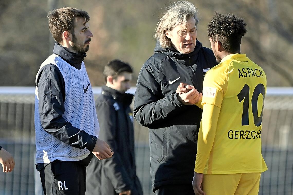 Mann für Kopfarbeit und Willenskraft Aspachs neuer Trainer Walter Thomae (Mitte) muss möglichst schnell die Köpfe von Joel Gerezgiher und dessen Mitspielern erreichen, um im Abstiegskampf rasch Erfolge zu erzielen. Foto: B. Moschkon