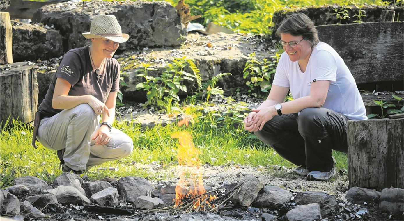 Kleine Abenteuer im Schwäbischen Wald Astrid Szelest hat Redakteurin Christine Schick (von links) auf die Probe gestellt: Mit nur einem Streichholz ein Feuer entfachen. Die Freude ist groß, als es geklappt hat.