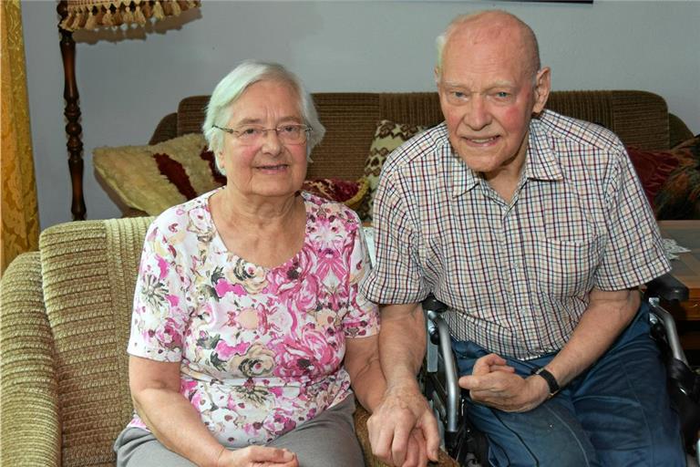 Astrid und Herbert Pfeifer sind 65 Jahre lang gemeinsam ihren Lebensweg als Ehepaar gegangen. Fotos: Elisabeth Klaper