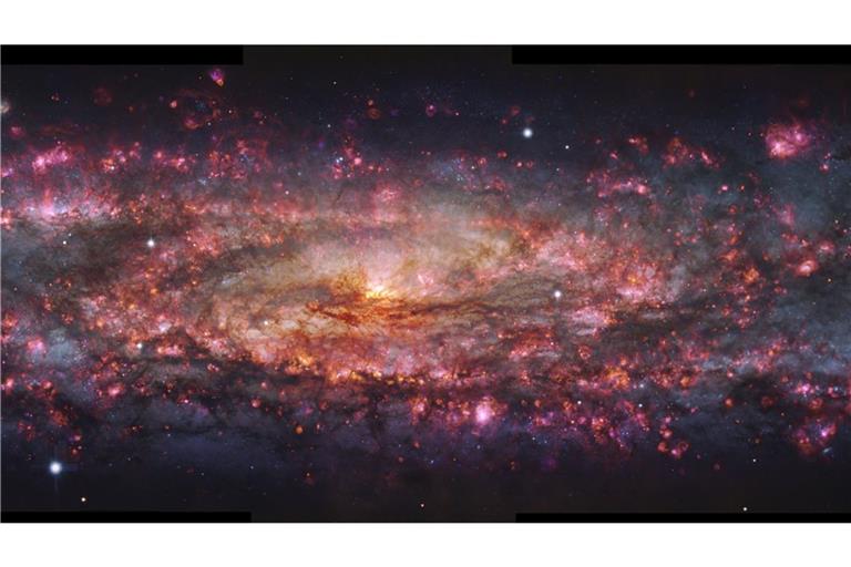 Astronomen haben ein einzigartiges Bild der Sculptor-Galaxie in Tausenden von Farben aufgenommen. Um dieses hochdetaillierte Bild zu erstellen, beobachteten die Forscher die Galaxie über 50 Stunden lang mit dem Multi Unit Spectroscopic Explorer (MUSE) am Very Large Telescope (VLT) der Eso.