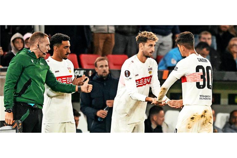 Atakan Karazor (2. von rechts) kommt, Andres Chema (rechts)