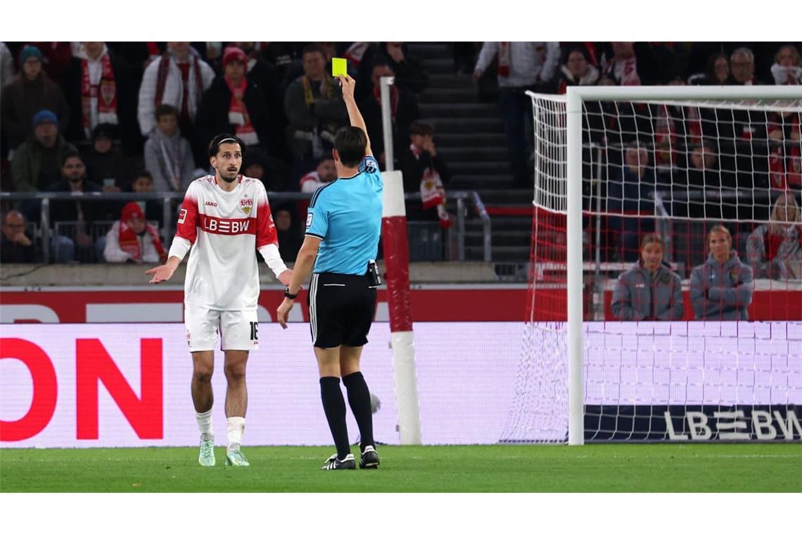 Atakan Karazor (VfB) sieht die Gelbe Karte von Schiedsrichter Matthias Jöllenbeck und ist sich keiner Schuld bewusst.