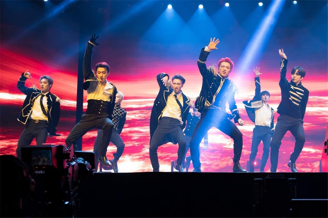 Pop-Up-Stores zur ATEEZ-Tour 2025 ATEEZ bei einem Konzert 2022 in den USA.