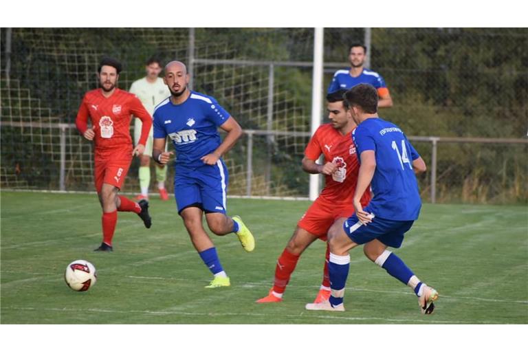 Attraktives Spielchen für die Zuschauer: Der FSV Deufringen (in Blau) und der SV Nufringen lieferten sich einen temporeichen Schlagabtausch.