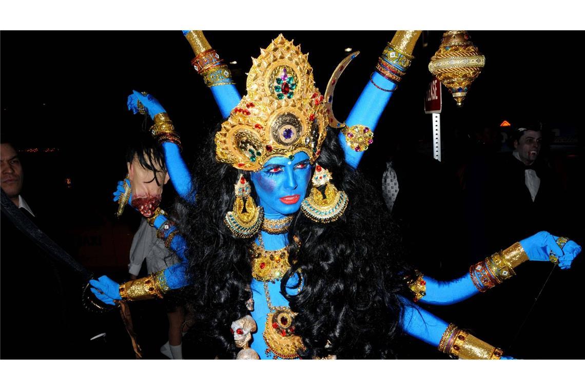 Heidis Klums Halloween-Kostüme: Die spektakulären Looks der vergangenen 25 Jahre Auch 2008 wurde es furchteinflößend: Heidi verkleidete sich als hinduistische Göttin Kali, die Göttin der Zerstörung.