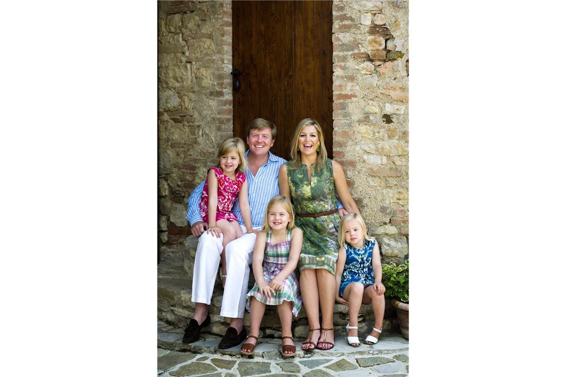 Auch 2011 geht es für die niederländischen Royals wieder in den Sommerurlaub ins italienische Tavernelle. Prinzessin Alexia sitzt auf dem Schoß ihres Vaters.