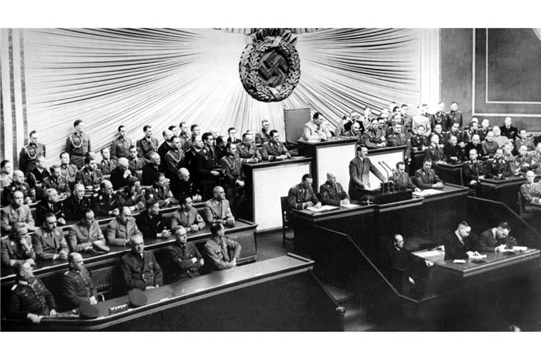 Auch Adolf Hitler, hier bei seiner Rede vor dem Reichstag in Berlin am 1. September 1939, findet sich in den Unterlagen des US-Nationalarchivs.