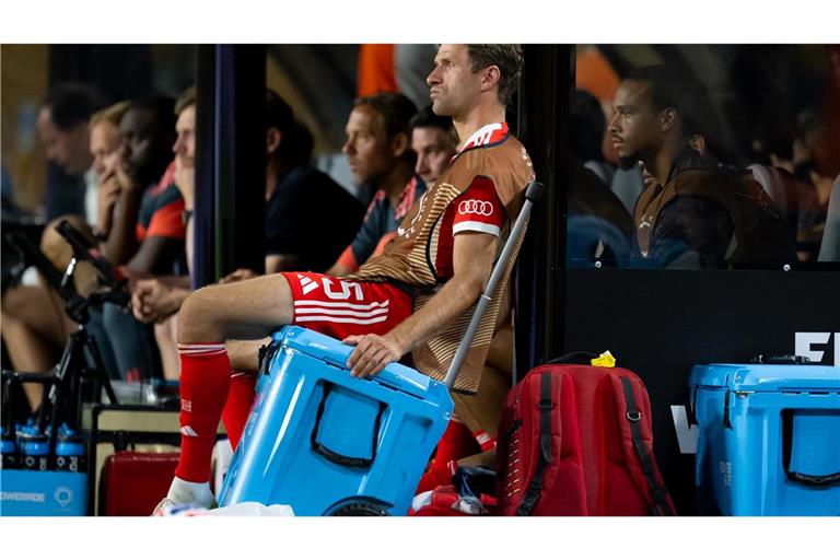 Auch als Reservist immer für etwas Besonderes gut: Thomas Müller verfolgt das Spiel gegen Boca Juniors auf einer Kühlbox sitzend.