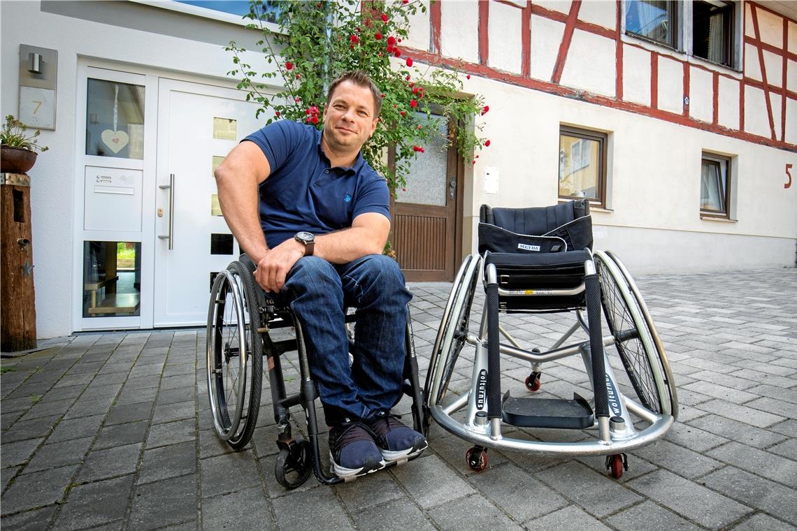 Auch als Rollstuhlfahrer ist Jens Mebert sportlich geblieben. Zum Basketballspielen hat er einen speziellen Untersatz, außerdem stehen in der Garage noch ein Renn-Handbike und ein Monoski. Foto: A. Becher