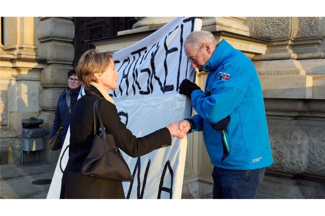 Auch am 26. Verhandlungstag sind Unterstützer von Christina Block zum Landgericht gekommen.