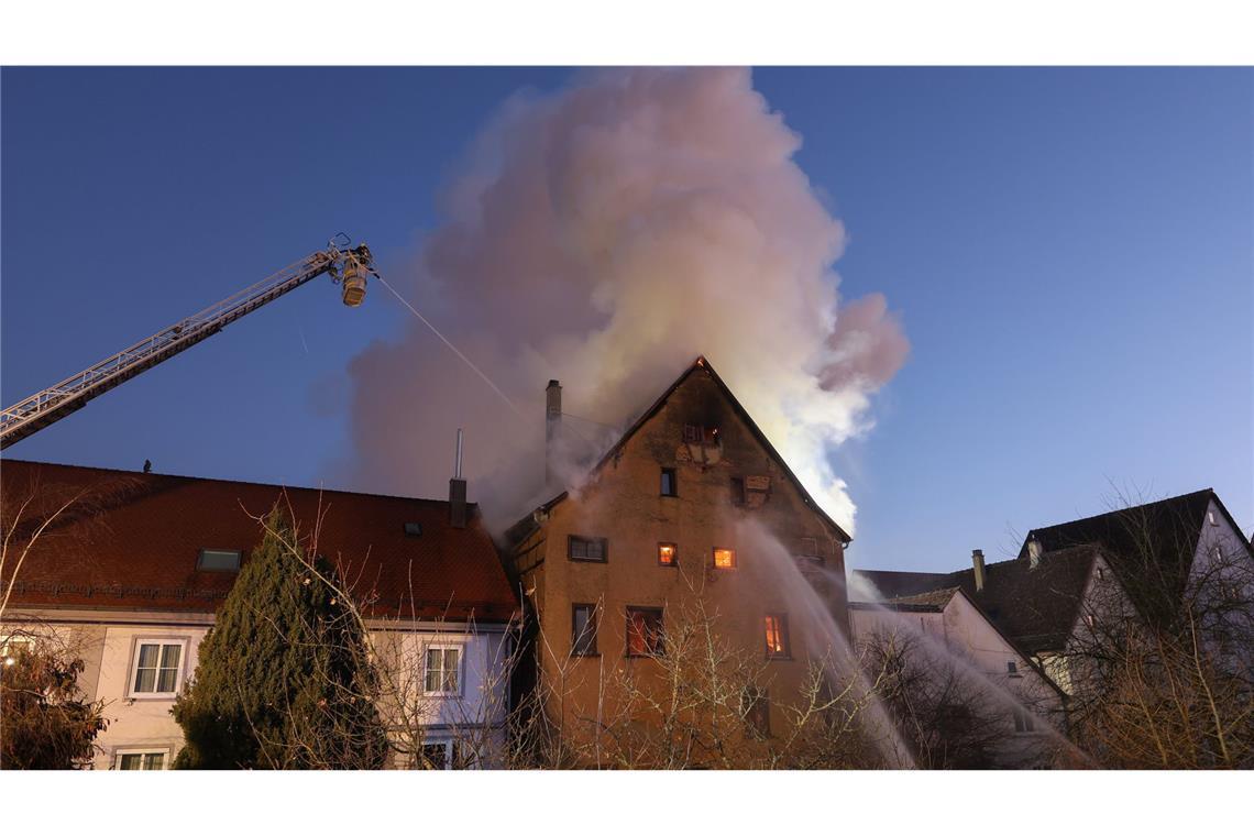 Fachwerkhaus in Vollbrand – drei Menschen vermisst Auch am Abend ist die Feuerwehr noch mit Löscharbeiten beschäftigt.