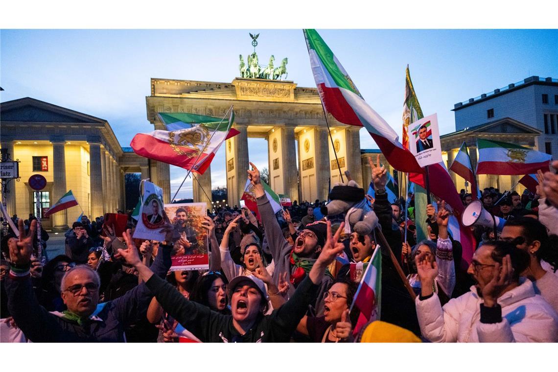 Auch am Brandenburger Tor demonstrierten Menschen gegen die autoritäre Führung in Teheran.