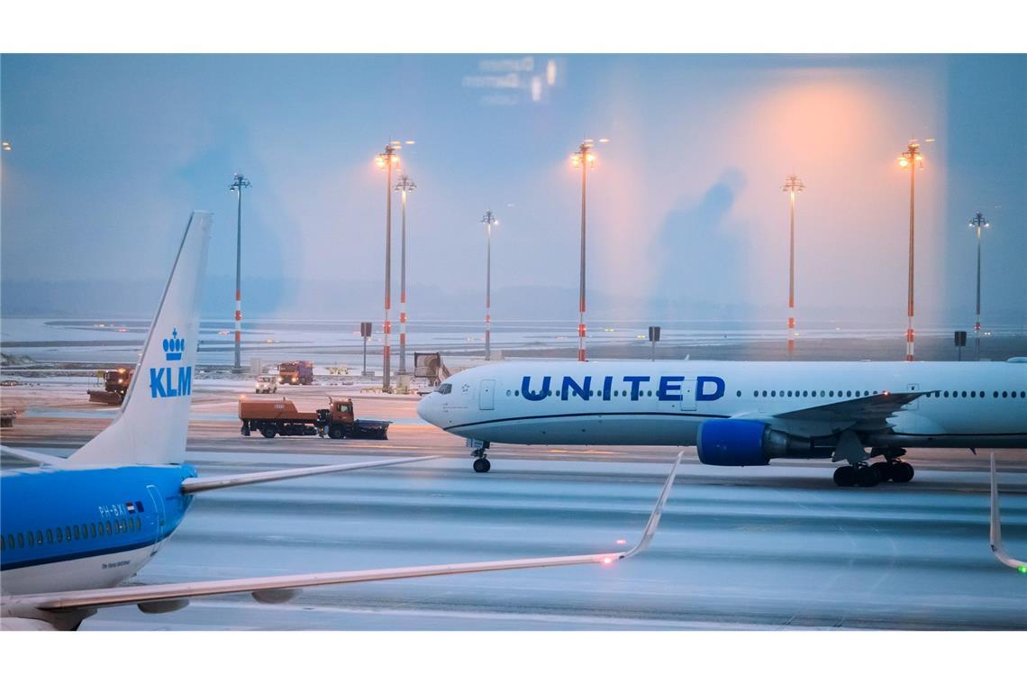 Auch am Freitagmorgen blieb der Flughafen BER dicht.