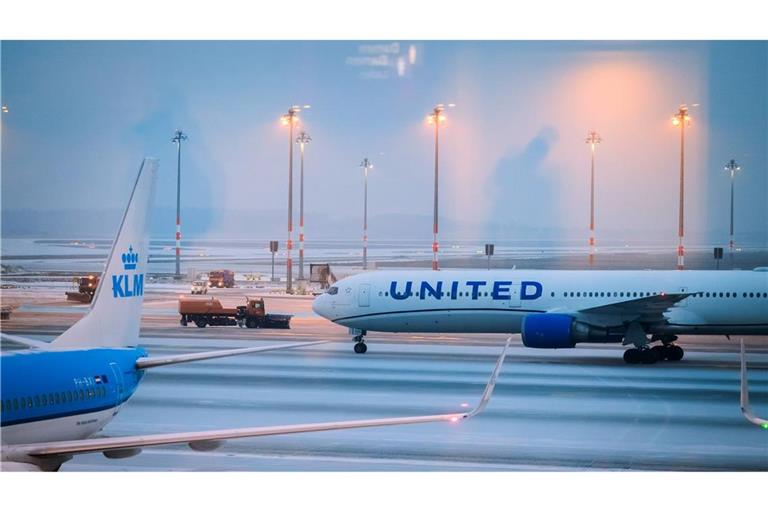 Auch am Freitagmorgen blieb der Flughafen BER dicht.