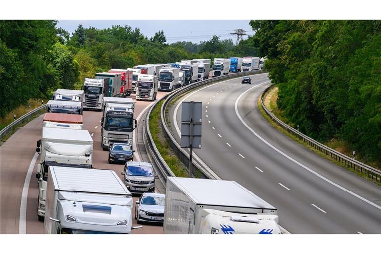 Auch am kommenden Wochenende könnte die Autobahn zeitweise zum Dauerparkplatz werden. (Symbolbild)