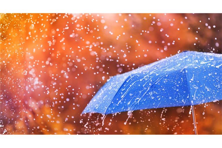 Auch am Montag hält der Regen an.