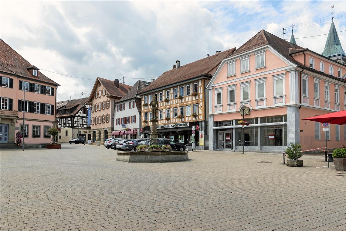 Auch am Murrhardter Marktplatz gibt es Leerstand. Die Stadt will nun die Ansiedlung von Wettannahmestellen verhindern. Drei Interessenten haben Anträge eingereicht und es gibt weitere Anfragen. Um die Entwicklung in der Innenstadt zu steuern, hat der Gemeinderat nun eine Änderung des Bebauungsplans auf den Weg gebracht. Foto: J. Fiedler