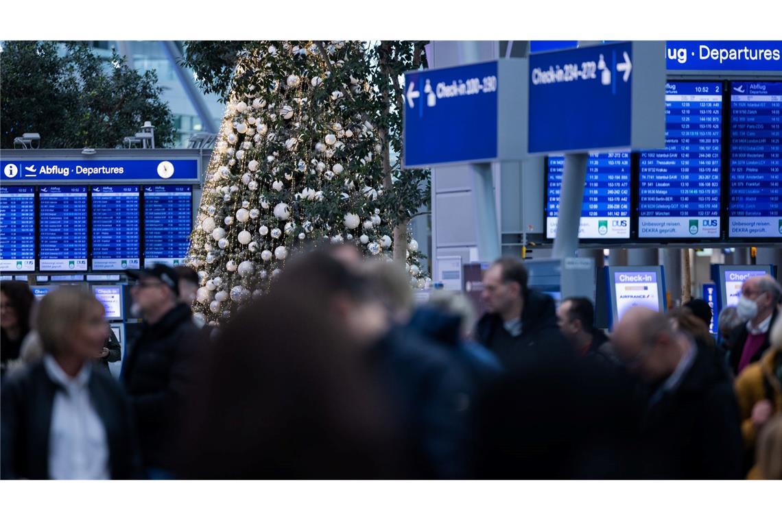 Auch an den Flughäfen sind in der Weihnachtszeit viele Reisende unterwegs. (Symbolbild)