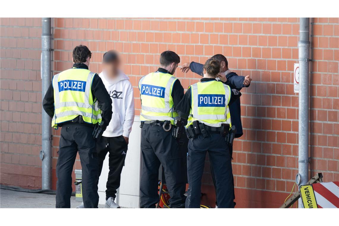 Verstärkte Grenzkontrollen laufen an - Kritik von Nachbarn Auch an den sächsischen Außengrenzen sind laut Bundespolizei nun zusätzliche Beamte im Einsatz.