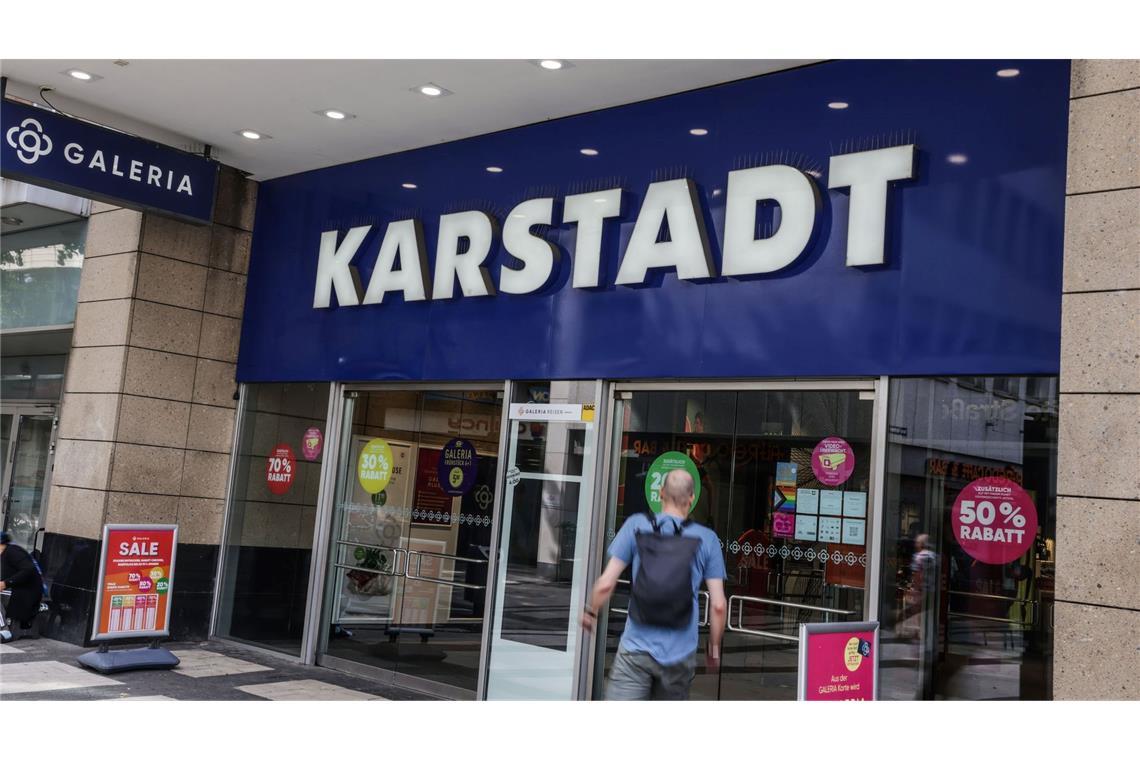 Auch an der Filiale Breite Straße in Köln ist der Name Karstadt noch präsent - obwohl die Marke aus dem Firmennamen gestrichen wurde.