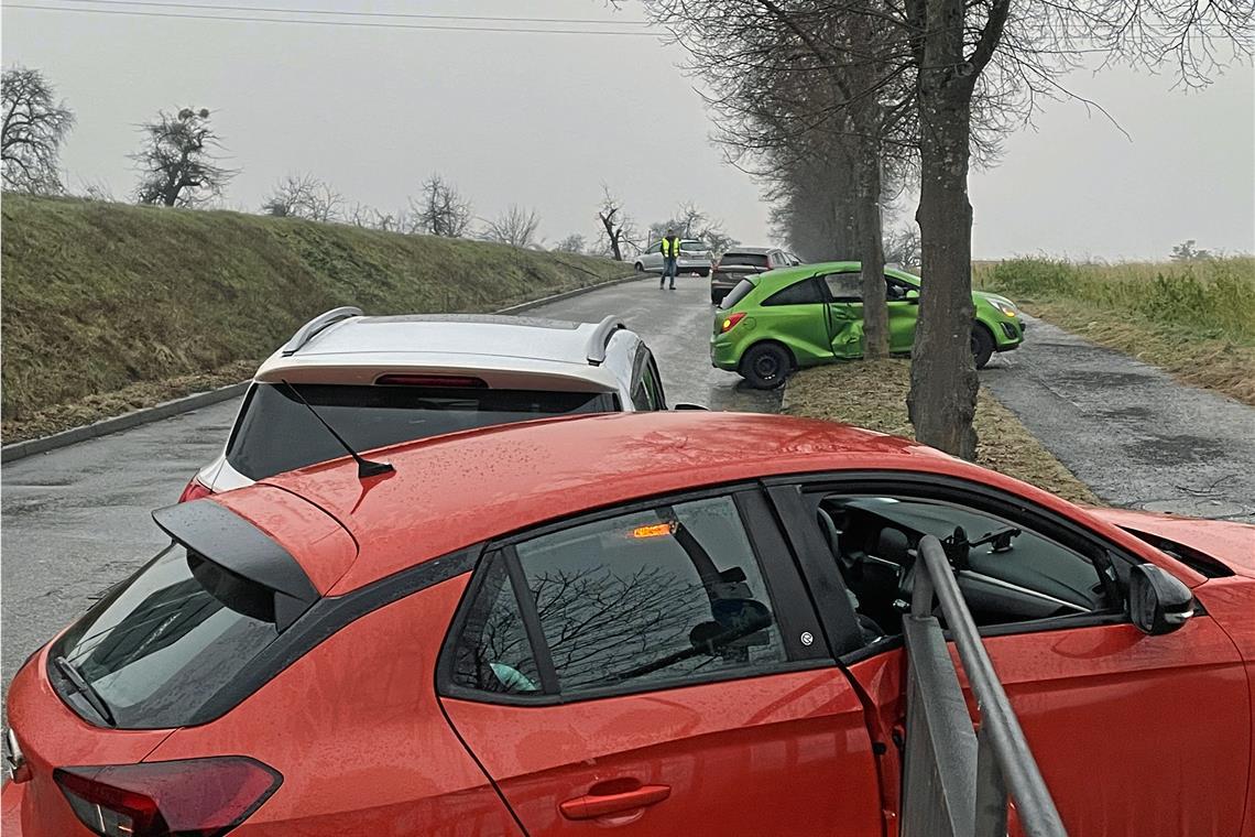 160 Glätteunfälle im Rems-Murr-Kreis Auch an der Kitzbüheler Straße, Einmündung zur B14 hat es mehrfach gekracht. Foto: Karl Kutasi