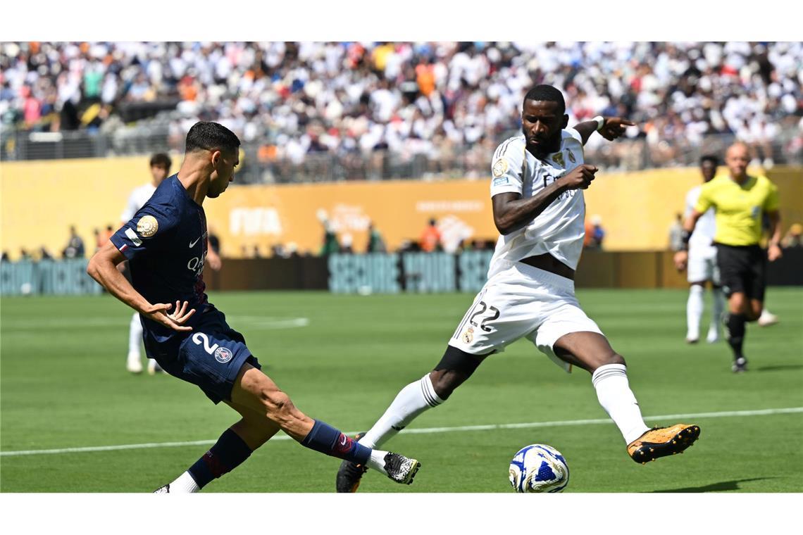 Auch Antonio Rüdiger (r), hier in Aktion gegen Achraf Hakimi, war völlig überfordert. Der DFB-Abwehrboss verschuldete das zweite Gegentor.