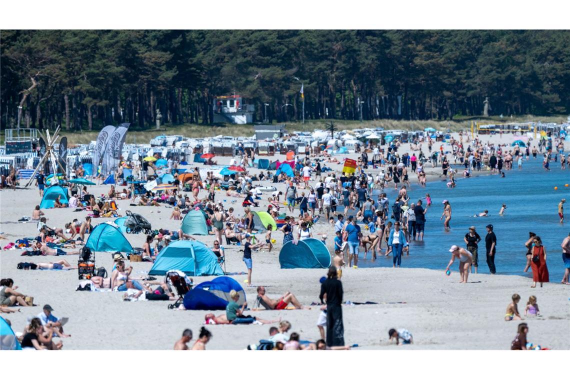 Auch auf der Ostseeinsel Rügen genießen unzählige Badegäste das sommerliche Wetter.
