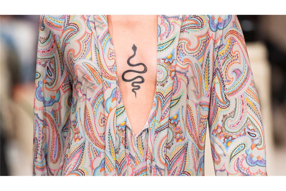 Viele Menschen finden Models ohne Tattoos attraktiver Auch auf Laufstegen sind manchmal Tattoos zu sehen. (Archivbild)