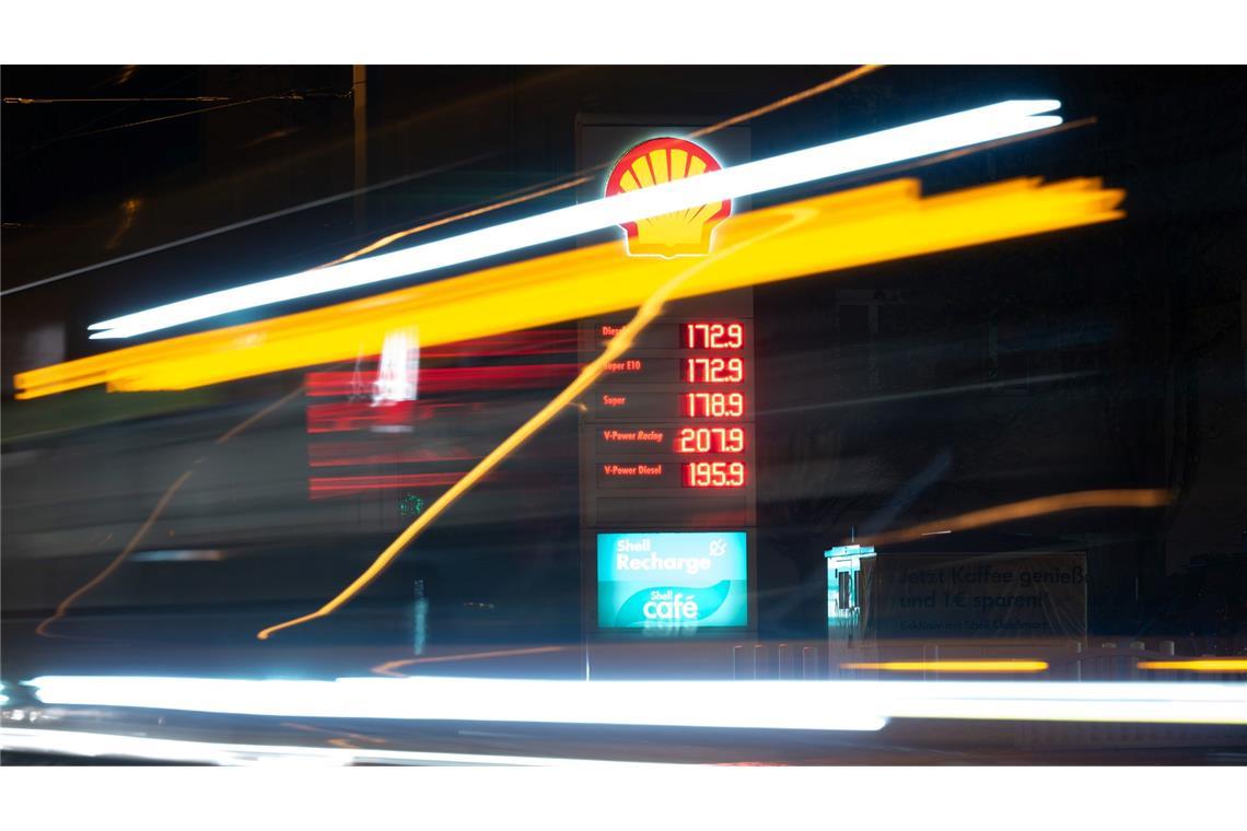 Auch Ausgaben für den Verkehr wie Autofahren sind große Posten im Haushalt.