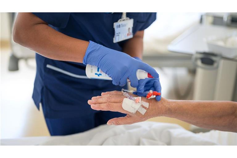 Auch ausländische Frauen arbeiten in Deutschland häufig in Engpassberufen. (Archivbild)