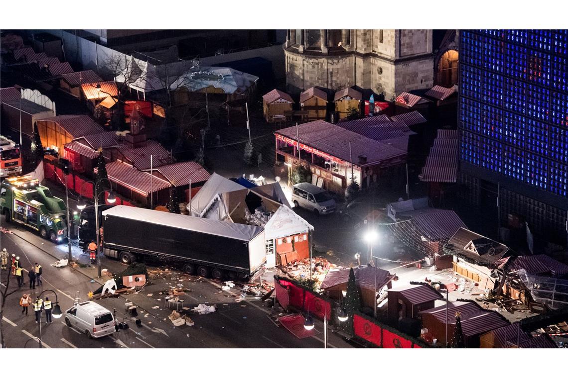 Auch bei einem islamistischen Anschlag auf den Weihnachtsmarkt am Breitscheidplatz in Berlin war am 19. Dezember 2016 ein Terrorist nahe der Gedächtniskirche mit einem Lastwagen in eine Menschenmenge gefahren. (Archivbild)