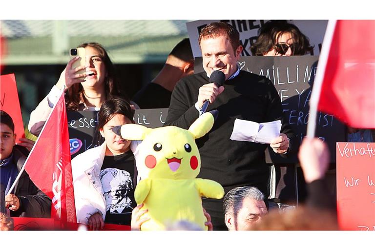 Auch bei einer Kundgebung in Mannheim war das gelbe Pokémon Pikachu zu sehen.
