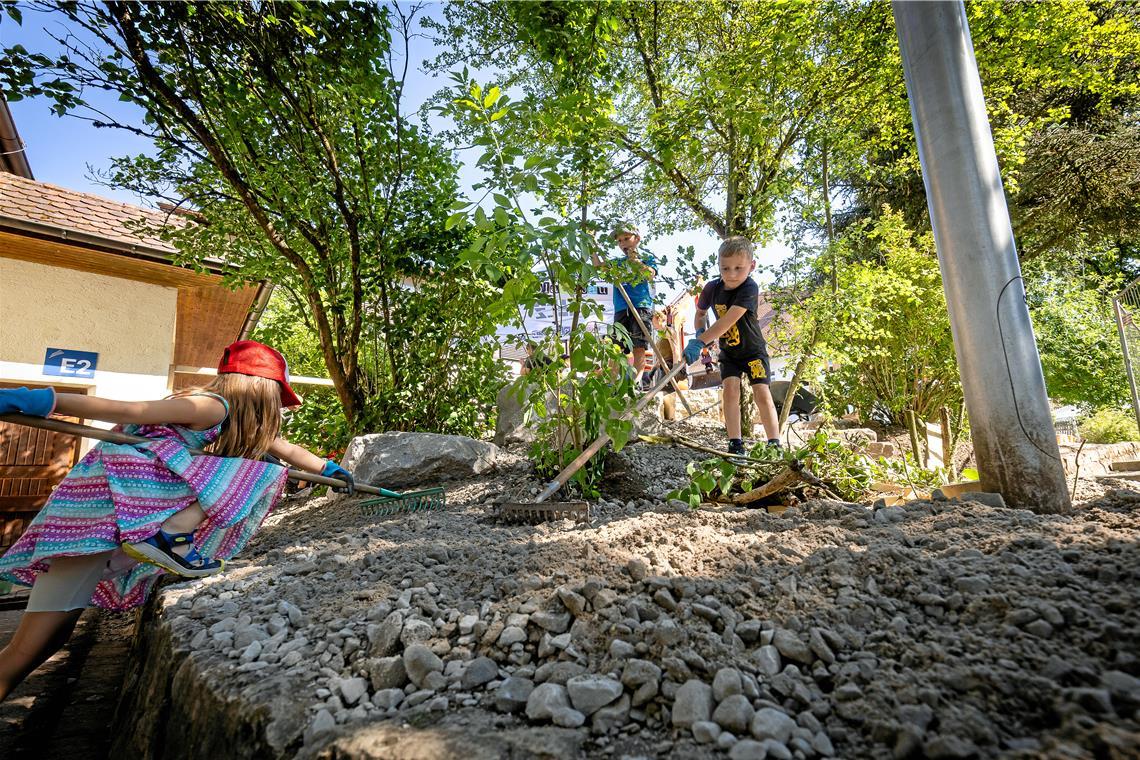 Auch bei schweren Arbeiten helfen die Kinder, zum Beispiel verteilen sie Schotter. Fotos: Alexander Becher