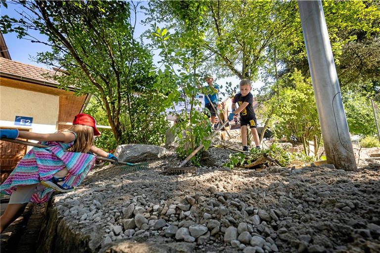 Auch bei schweren Arbeiten helfen die Kinder, zum Beispiel verteilen sie Schotter. Fotos: Alexander Becher