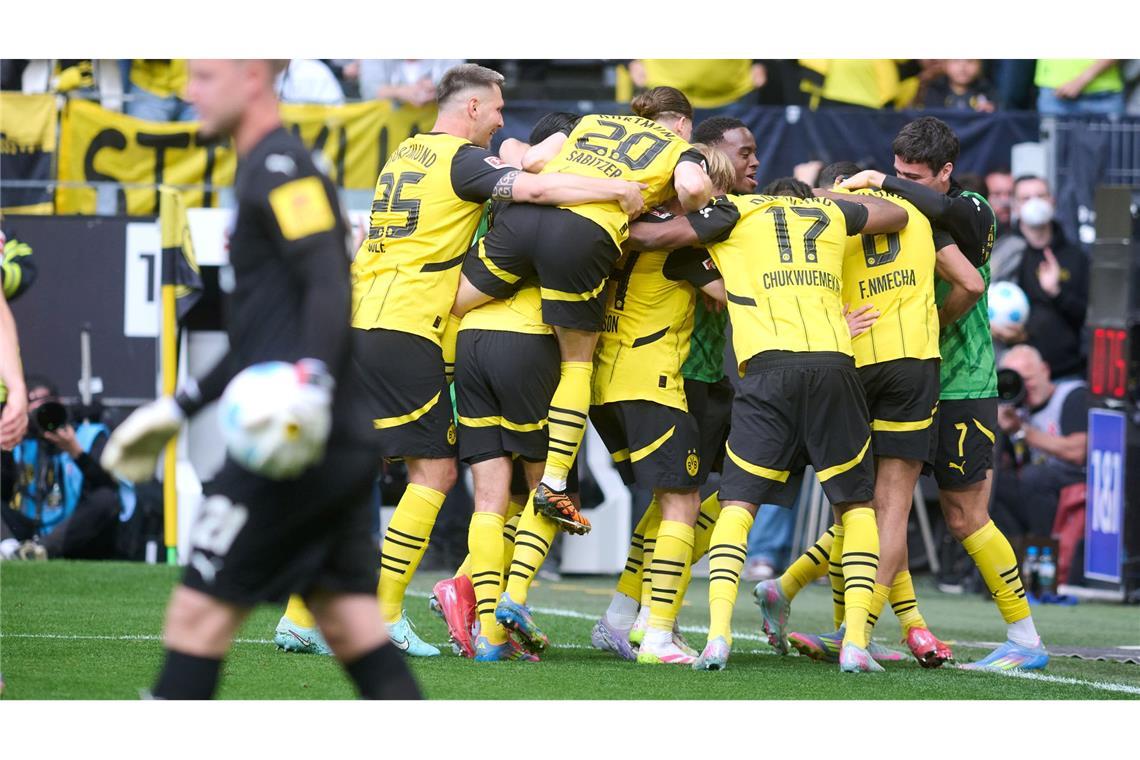 Bilder des Tages Auch beim BVB wird gefeiert - das Tor zum 3:0 und der Einzug in die Champions League
