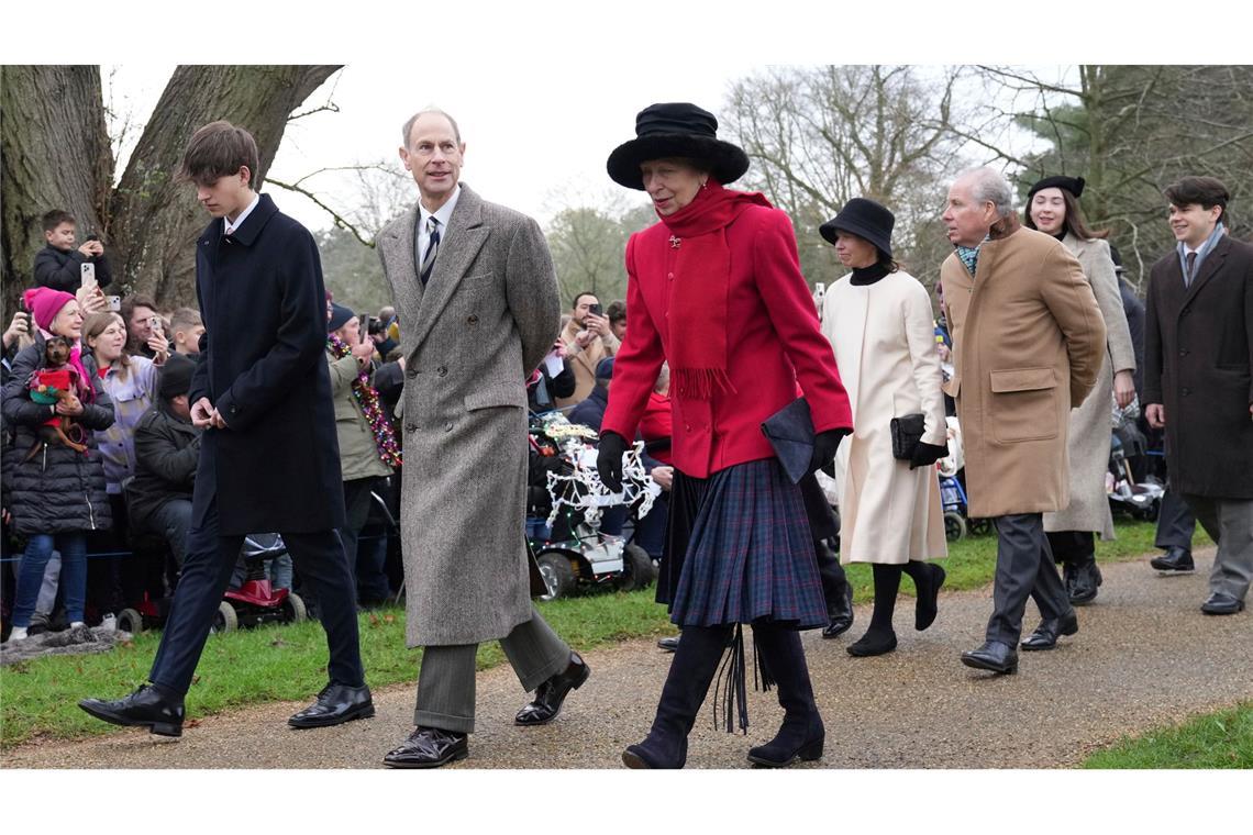Fans beschenken Kate und Kinder beim royalen Weihnachtsfest Auch Charles' Geschwister Prinz Edward (2.v.l.) und Prinzessin Anne waren dabei.