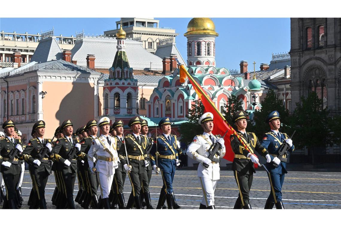 Putin rechtfertigt bei Militärparade Krieg gegen die Ukraine Auch chinesische Soldaten nehmen an der Militärparade in Moskau teil.