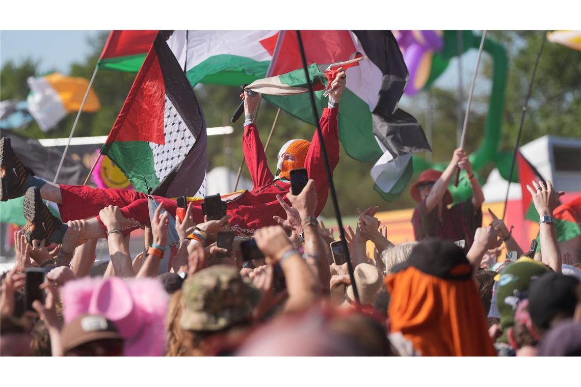 Nach Anti-Israel-Eklat bei Glastonbury: BBC gibt Fehler zu Auch das nordirische Hip-Hop-Trio Kneecap ist wegen ähnlicher Vorwürfe in die Kritik geraten.