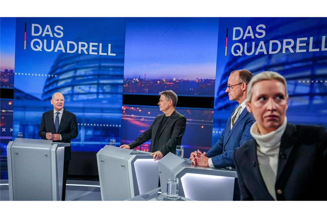 Vom Ampel-Aus bis zur Rücktrittswelle – Chronik des Wahlkampfs in Bildern Auch „Das Quadrell“ am 16. Februar bei RTL, in dem sich Merz und Scholz erneut gegenüberstanden, außerdem Habeck und Weidel mitmischten, ließ die Umfragebarometer im Nachgang nicht zugunsten der einen oder anderen Partei ausschlagen. Zum Ärger vieler AfD-Anhänger verweigerte Moderator Günther Jauch Alice Weidel (vorne) im Nachgang der Sendung offenbar den Handschlag und hustete sich stattdessen in die Hand – zumindest sieht das in dem vor allem auf X verbreiteten Videoschnipsel so aus.