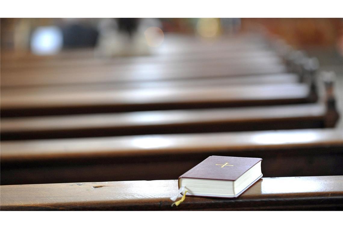 Auch den evangelischen Landeskirchen kehrten Tausende Mitglieder den Rücken zu.