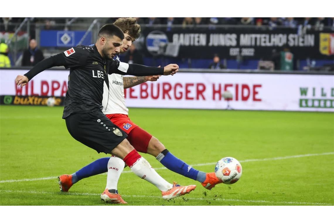Auch Deniz Undav steht gegen den HSV in der Startelf. Hier kämpft der Stürmerstar in der vergangenen Saison um den Ball.