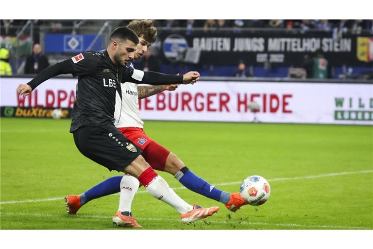 Auch Deniz Undav steht gegen den HSV in der Startelf. Hier kämpft der Stürmerstar in der vergangenen Saison um den Ball.
