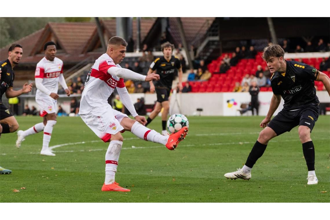 Auch der 18-jährige VfB-Youngster Enis Redzepi hat gegen Aachen eine Torchance – doch am Ende siegen die Gäste.